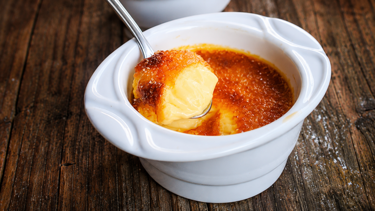 Krem brûlée z wanilią – aksamitny deser, który zachwyca smakiem